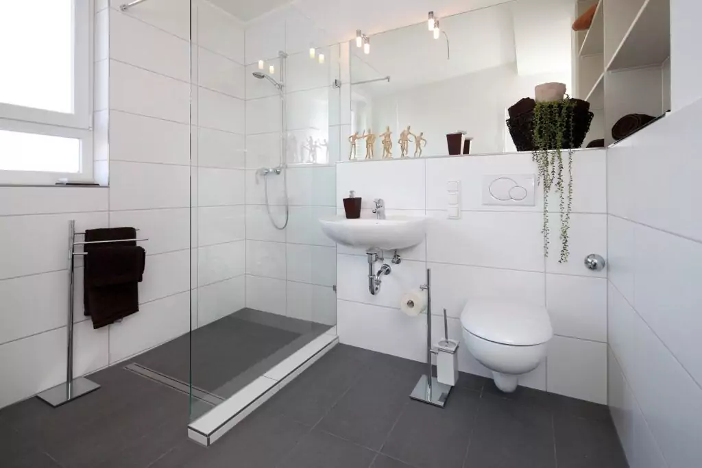 Badezimmer nach barrierefreiem Umbau mit bodengleicher Dusche und Hänge-WC