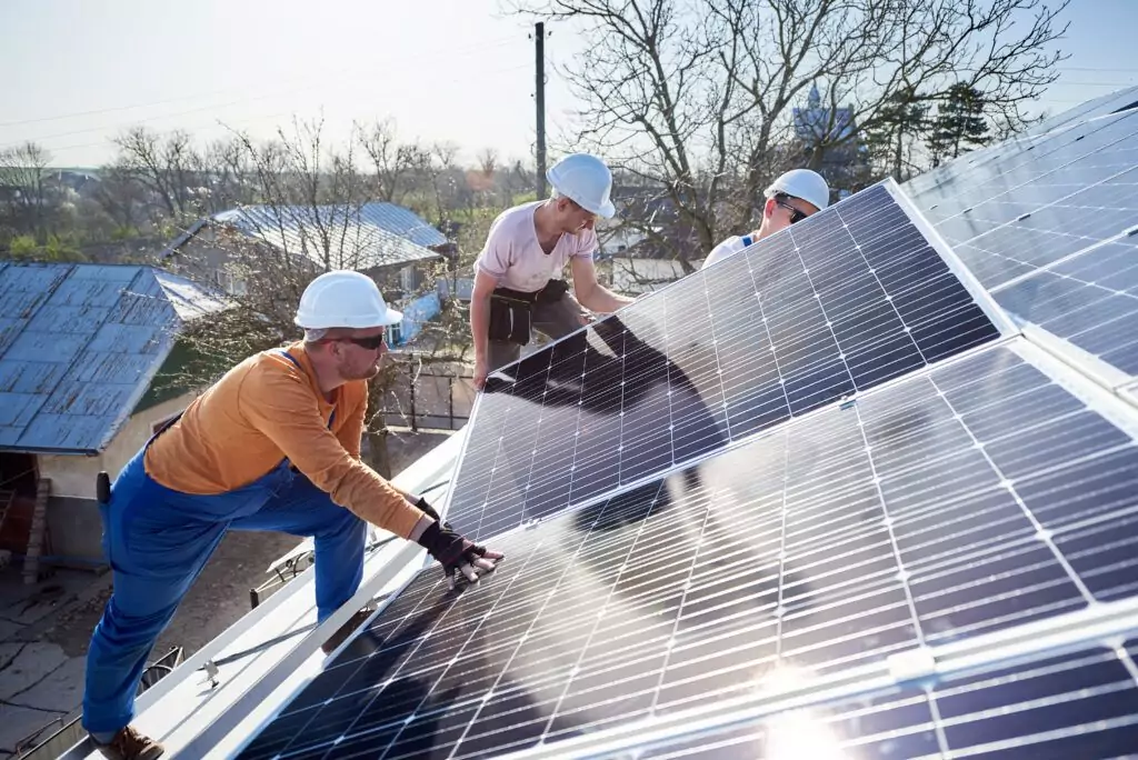 Monteure installieren Photovoltaikanlage auf dem Dach