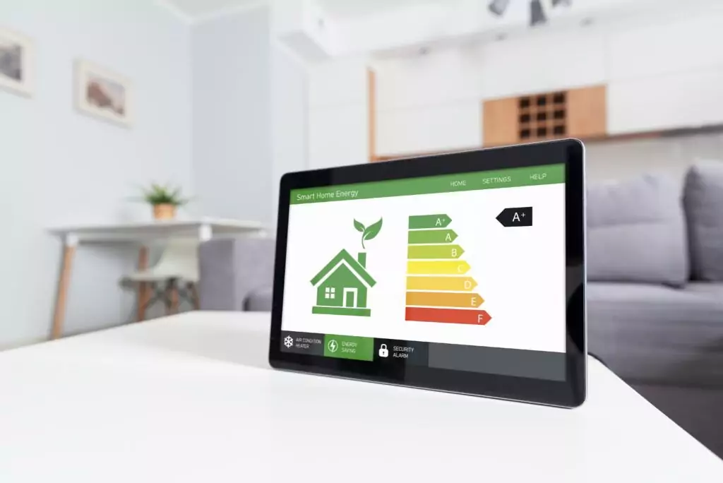 Anzeige der Energieeffizienz im Energieausweis eines Hauses auf einem Tablet