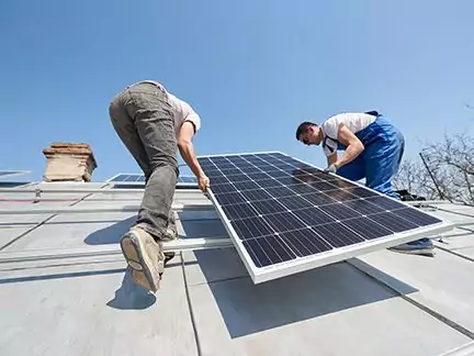 Monteure installieren Photovoltaikanlage auf dem Dach